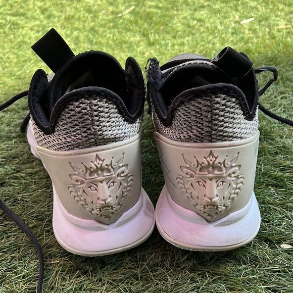 Nike boys basketball shoes size 7 - Picture 3 of 6